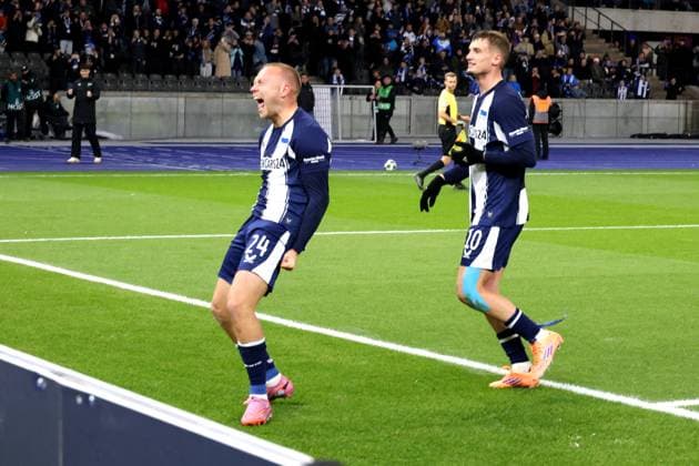DEU, DFB Pokal, Hertha BSC vs Elversberg, 28 10 2025, Berliner Olympiastadion, Berlin, DEU, DFB Pokal, Hertha BSC vs Elversberg, im Bild 3 0 durch 11m von Jon Dabur Thorsteinsson Hertha BSC Berlin 24 , Michael Cuisance Hertha BSC Berlin 10 DFL regulations prohibit any use of Photographs as image sequences and or quasi video nordphotoxGmbHx xEngler nph00076