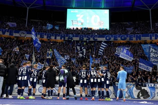 DEU, DFB Pokal, Hertha BSC vs Elversberg, 28 10 2025, Berliner Olympiastadion, Berlin, DEU, DFB Pokal, Hertha BSC vs Elversberg, in the picture Hertha player circle, Hertha BSC fans, scoreboard with the final result DFL regulations prohibit any use of Photographs as image sequences and or quasi video nordphotoxGmbHx xEngler nph00076