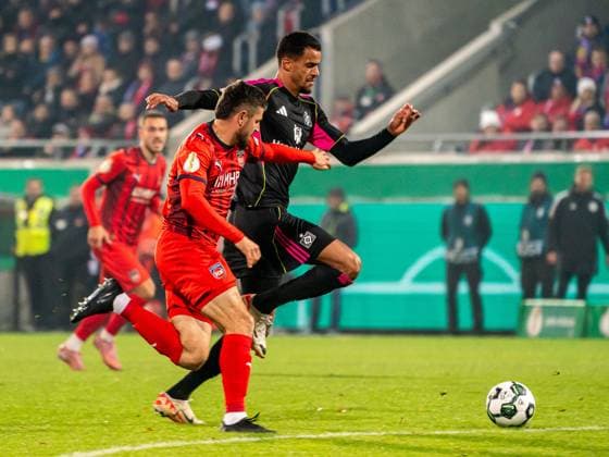 Robert Glatzel Hamburger SV, 09 in duel with Marnon Busch FC Heidenheim, 02 , GER, 1 FC Heidenheim vs Hamburger SV, Football, DFB Pokal, Spielzeit 2025 2026, 28 10 2025, DFB DFL regulations prohibit any use of photographs as image sequences and or quasi video GER, 1 FC Heidenheim vs Hamburger SV, Football, DFB Pokal, Spielzeit 2025 2026, 28 10 2025 Heidenheim Copyright: xMichaelxSchmidt Eibner-Pressefotx EP_MST