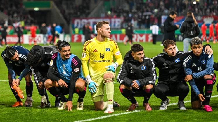 GER, DFB Pokal, 1 FC Heidenheim vs Hamburger SV 28 10 2025, Voith Arena, Heidenheim, GER, DFB Pokal, 1 FC Heidenheim vs Hamburger SV, in the picture Hamburg players after the match, Daniel Peretz Hamburger SV, 26 in the center of the picture nordphotoxGmbHx xHafner nph00200