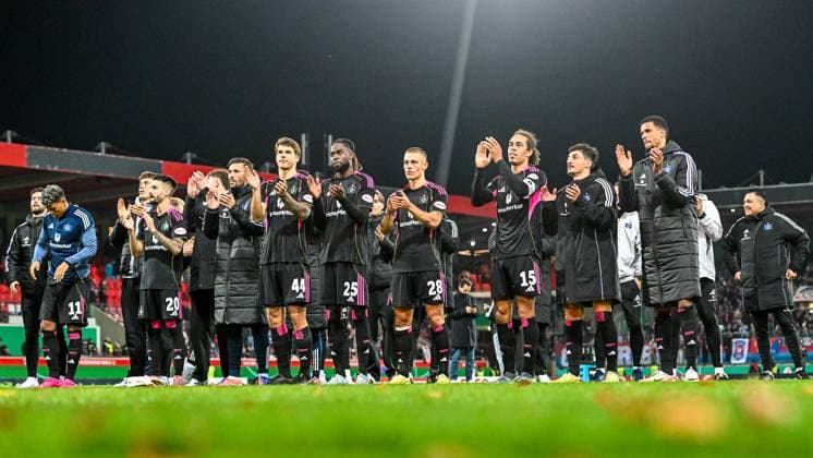GER, DFB Pokal, 1 FC Heidenheim vs Hamburger SV 28 10 2025, Voith Arena, Heidenheim, GER, DFB Pokal, 1 FC Heidenheim vs Hamburger SV, in the picture Hamburger players after the match, cheering after the match, Luka Vuskovic Hamburger SV, 44 , Jordan Torunarigha Hamburger SV, 25 , Miro Muheim Hamburger SV, 28 , Yussuf Poulsen Hamburger SV, 15 , Giogi Gocholeishvili Hamburger SV, 16 , Robert Glatzel Hamburger SV, 9 nordphotoxGmbHx xHafner nph00200