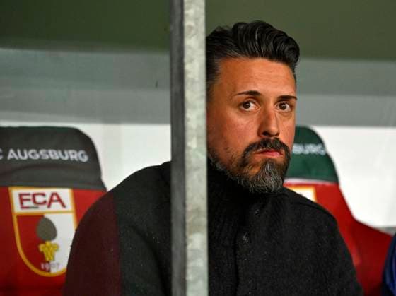 28 10 2025, Football DFB Pokal 2025 2026, 2 Round, FC Augsburg VfL Bochum, in the WWK Arena Augsburg Coach Sandro Wagner FC Augsburg pensive DFL and DFB regulations prohibit any use of photographs as image sequences and or quasi video