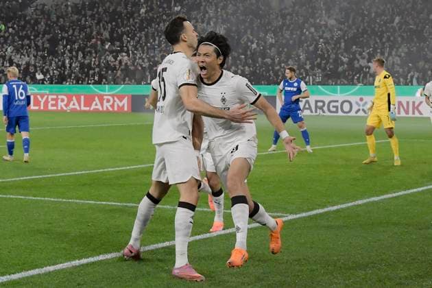 Shuto Machino Moenchengladbach 18 celebrates after scoring 1 0 with Haris Tabakovic Moenchengladbach 15 28 10 2025 Soccer Borussia Moenchengladbach vs Karlsruher SC, Borussia Park, Moenchengladbach, DFB DFL REGULATIONS PROHIBIT ANY USE OF PHOTOGRAPHS AS IMAGE SEQUENCES AND OR QUASI VIDEO Copyright: xpepphotox xHorstxMauelshagenx pep00321, pep_20251028_hm_182496