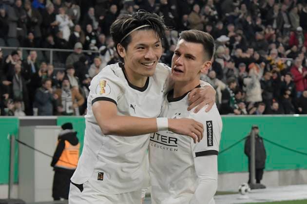 Shuto Machino Moenchengladbach 18 celebrates after scoring 1 0 with Yannik Engelhardt Moenchengladbach 6 28 10 2025 Soccer Borussia Moenchengladbach vs Karlsruher SC, Borussia Park, Moenchengladbach, DFB DFL REGULATIONS PROHIBIT ANY USE OF PHOTOGRAPHS AS IMAGE SEQUENCES AND OR QUASI VIDEO Copyright: xpepphotox xHorstxMauelshagenx pep00321, pep_20251028_hm_182504