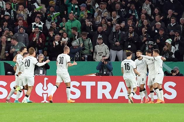 28 10 2025, xrekx, Fußball DFB Pokal 2 Runde, Borussia Moenchengladbach Karlsruher SC v l Torjubel nach dem Tor zum celebrating the goal celebrate 1 0 durch Shuto Machino Borussia Moenchengladbach DFL DFB REGULATIONS PROHIBIT ANY USE OF PHOTOGRAPHS as IMAGE SEQUENCES and or QUASI VIDEO Moenchengladbach