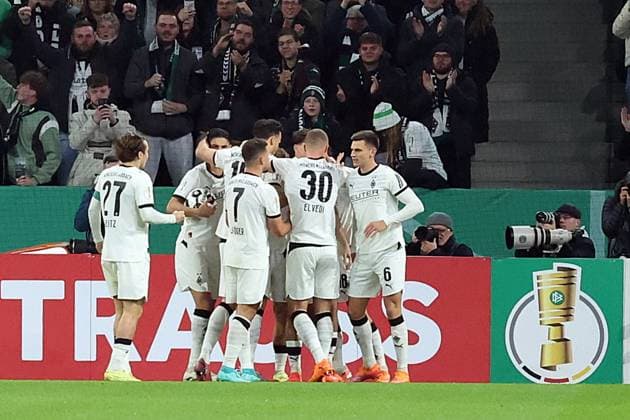 28 10 2025, xrekx, Fußball DFB Pokal 2 Runde, Borussia Moenchengladbach Karlsruher SC v l Torjubel nach dem Tor zum celebrating the goal celebrate 1 0 durch Shuto Machino Borussia Moenchengladbach DFL DFB REGULATIONS PROHIBIT ANY USE OF PHOTOGRAPHS as IMAGE SEQUENCES and or QUASI VIDEO Moenchengladbach