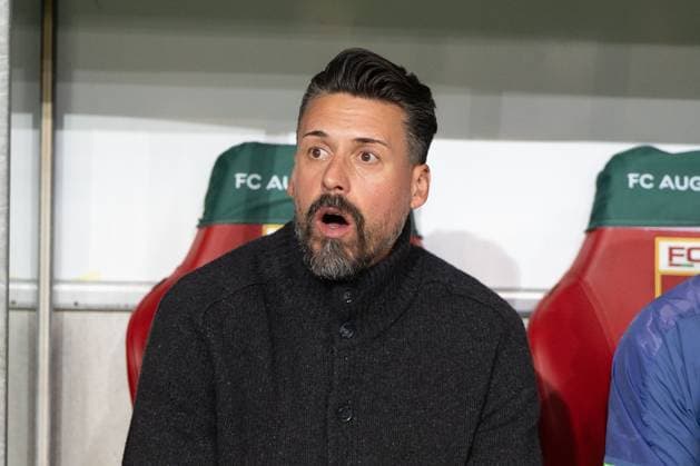 Sandro Wagner FC Augsburg, Coach before the start of the match, GER, FC Augsburg vs VfL Bochum, Football, DFB Pokal, 2nd round, 2025 2026 season, 28 10 2025, DFL REGULATES PROHIBIT ANY USE OF PHOTOGRAPHS AS IMAGE SEQUENCES AND OR QUASI VIDEO, GER, FC Augsburg vs VfL Bochum, Football, DFB Pokal, 2nd round, 2025 2026 season, 28 10 2025, Augsburg Copyright: xEibner-Pressefoto EdwardxCheungx EP_ECG