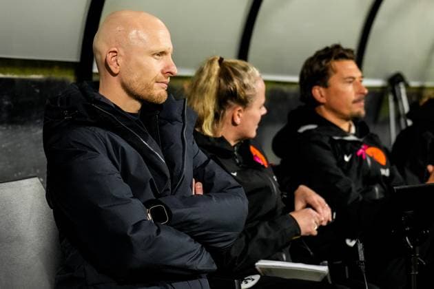 NIJMEGEN , 28-10-2025 , Goffertstadion , season 2025 2026 , Friendly football , match between Netherlands and Canada (women) , picture shows Netherlands head coach Ajan Veering looks on Netherlands - Canada women (women, friendly)  x31738989x Copyright: