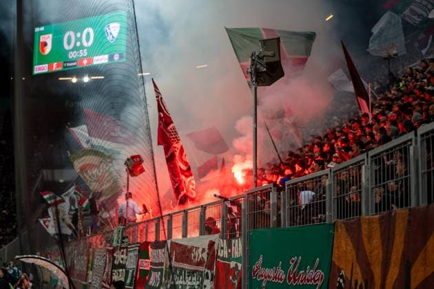 Pyro technology in the FC Augsburg blog after kick-off, GER, FC Augsburg vs VfL Bochum, Football, DFB Pokal, 2nd round, 2025 2026 season, 28 10 2025, DFL REGULATES PROHIBIT ANY USE OF PHOTOGRAPHS AS IMAGE SEQUENCES AND OR QUASI VIDEO, GER, FC Augsburg vs VfL Bochum, Football, DFB Pokal, 2nd round, 2025 2026 season, 28 10 2025, Augsburg Copyright: xEibner-Pressefoto EdwardxCheungx EP_ECG