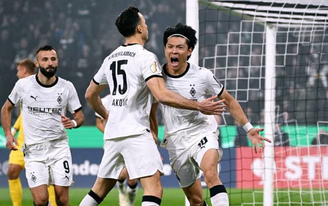 Soccer, DFB Cup, Germany, Men, Season 2025 2026, 2nd round, Borussia Park Mönchengladbach, Bor Mönchengladbach Karlsruher SC cheers Shuto Machino BMG after his goal for 1 0 cheers, joy, action