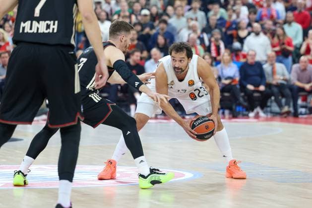 Sergio Llull Real Madrid, 23 with ball with Andreas Obst FC Bayern Basketball, 13 , GER, FC Bayern Basketball vs Real Madrid, Basketball, Euroleague, Matchday 7, Season 2025 2026, 28 10 2025, GER, FC Bayern Basketball vs Real Madrid, Basketball, Euroleague, Matchday 7, Season 2025 2026, 28 10 2025 Munich Copyright: xEibner-Pressefoto JennixMaulx EP_JML