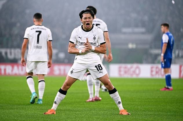 Soccer, DFB Cup, Germany, Men, Season 2025 2026, 2nd round, Borussia Park Mönchengladbach, Bor Mönchengladbach Karlsruher SC cheers Shuto Machino BMG after his goal for 1 0 cheers, joy, action