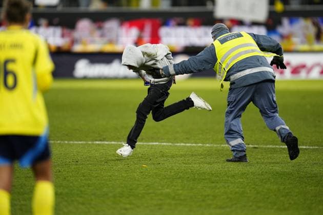 GOTHENBURG, SWEDEN 20251028 Security guards take care of a person who stormed onto the pitch after the women s Nations League semi final between Sweden and Spain at Gamla Ullevi in Gothenburg, Sweden, Tuesday, October 28, 2025 GÖTEBORG SWEDEN x9200x  Copyright: xBjörnxLarssonxRosvall TTx NATIONS LEAGUE SEMIFINAL SWEDEN-SPAIN