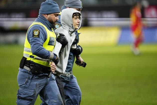 GOTHENBURG, SWEDEN 20251028 Security guards take care of a person who stormed onto the pitch after the women s Nations League semi final between Sweden and Spain at Gamla Ullevi in Gothenburg, Sweden, Tuesday, October 28, 2025 GÖTEBORG SWEDEN x9200x  Copyright: xBjörnxLarssonxRosvall TTx NATIONS LEAGUE SEMIFINAL SWEDEN-SPAIN