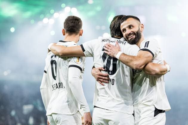 MOENCHENGLADBACH, GERMANY - OCTOBER 28: Shuto Machino (Borussia Moenchengladbach, 18) celebrates scoring the 1:0 goal with his teammates during the DFB Pokal match between Borussia Moenchengladbach vs. Karlsruher SC at Borussia Park on matchday 2 of DFB Pokal on October 28, 2025 in Moenchengladbach, Germany. DFB REGULATIONS PROHIBIT ANY USE OF PHOTOGRAPHS AS IMAGE SEQUENCES AND OR QUASI-VIDEO. North Rhine Westphalia Germany Copyright: xBEAUTIFULxSPORTS Wunderlx