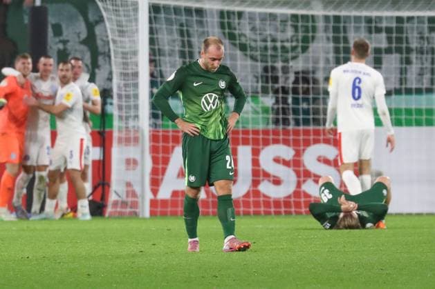 28 10 2025, xgox, Soccer DFB Cup 2 Round VfL Wolfsburg Holstein Kiel emspor, v l Christian Eriksen Wolfsburg, 24 disappointed, looks disappointed, dejected, disappointed DFL DFB REGULATIONS PROHIBIT ANY USE OF PHOTOGRAPHS as IMAGE SEQUENCES and or QUASI VIDEO Wolfsburg