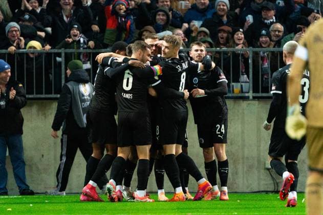 Goal for 1 0 Hauke Wahl FC St Pauli, 05 , cheers with the team, James Sands FC St Pauli, 06 , Eric Smith FC St Pauli, 08 , GER, FC St Pauli vs TSG 1899 Hoffenheim, Football, DFB Pokal, 2 Round, Season 2025 2026, 28 10 2025 DFL REGULATES PROHIBIT ANY USE OF PHOTOGRAPHS AS IMAGE SEQUENCES AND OR QUASI VIDEO GER, FC St Pauli vs TSG 1899 Hoffenheim, Football, DFB Pokal, 2nd round, 2025 2026 season, 28 10 2025 Hamburg Copyright: xEibner-Pressefoto MaxxVincenx EP_MVN