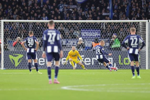BERLIN, GERMANY - OCTOBER 28: 11m, penalty for Hertha BSC. Jón Dagur Þorsteinsson (Hertha BSC 24) scores into the goal against Goal Keeper Nicolas Kristof (SV Elversberg, 20), during the DFB Cup match (round 2) between Hertha BSC vs SV Elversberg at Olympiastadion on October 28, 2025 in Berlin, Germany. DFL REGULATIONS PROHIBIT ANY USE OF PHOTOGRAPHS AS IMAGE SEQUENCES AND OR QUASI-VIDEO. Berlin Germany Copyright: xBEAUTIFULxSPORTS Frankex