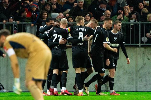 Goal for 1 0 Hauke Wahl FC St Pauli, 05 , cheers with the team, James Sands FC St Pauli, 06 , Eric Smith FC St Pauli, 08 , GER, FC St Pauli vs TSG 1899 Hoffenheim, Football, DFB Pokal, 2 Round, Season 2025 2026, 28 10 2025 DFL REGULATES PROHIBIT ANY USE OF PHOTOGRAPHS AS IMAGE SEQUENCES AND OR QUASI VIDEO GER, FC St Pauli vs TSG 1899 Hoffenheim, Football, DFB Pokal, 2nd round, 2025 2026 season, 28 10 2025 Hamburg Copyright: xEibner-Pressefoto MaxxVincenx EP_MVN