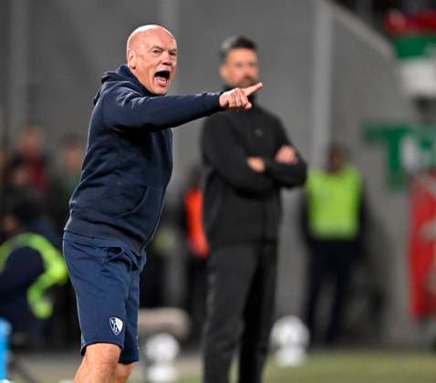 28 10 2025, Soccer DFB Pokal 2025 2026, 2 round, FC Augsburg VfL Bochum, in the WWK Arena Augsburg coach Uwe Rösler VfL Bochum gesticulates DFL and DFB regulations prohibit any use of photographs as image sequences and or quasi video