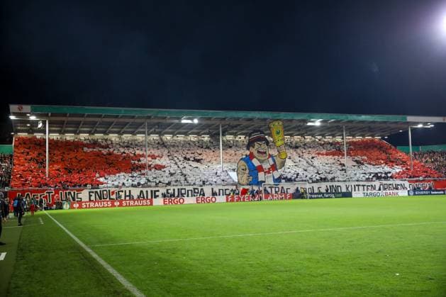 28 10 2025, xtgx, Fußball DFB Pokal 2 Runde, FC Energie Cottbus RB Leipzig emspor, v l Symbolfoto, Symbolbild, Symbol Fans, Zuschauer, Publikum, Tribuene Choreo, Choreografie, Choreographie Pyro, Pyrotechnik, Bengalo, Rauch, Feuerwerk DFL DFB REGULATIONS PROHIBIT ANY USE OF PHOTOGRAPHS as IMAGE SEQUENCES and or QUASI VIDEO Cottbus