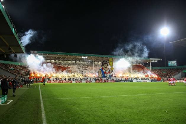 28 10 2025, xtgx, Fußball DFB Pokal 2 Runde, FC Energie Cottbus RB Leipzig emspor, v l Symbolfoto, Symbolbild, Symbol Fans, Zuschauer, Publikum, Tribuene Choreo, Choreografie, Choreographie Pyro, Pyrotechnik, Bengalo, Rauch, Feuerwerk DFL DFB REGULATIONS PROHIBIT ANY USE OF PHOTOGRAPHS as IMAGE SEQUENCES and or QUASI VIDEO Cottbus