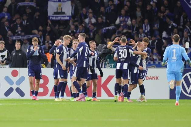 Hertha BSC vs SV Elversberg, 28 10 2025 BERLIN, GERMANY OCTOBER 28 final cheers, victory, the Team of Hertha BSC cheers, during the DFB Cup match round 2 between Hertha BSC vs SV Elversberg at Olympiastadion on October 28, 2025 in Berlin, Germany DFL REGULATIONS PROHIBIT ANY USE OF PHOTOGRAPHS AS IMAGE SEQUENCES AND OR QUASI VIDEO Copyright: xBEAUTIFULxSPORTS Frankex