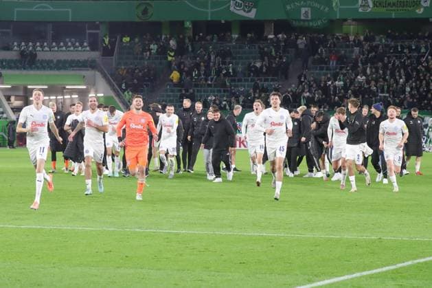 28 10 2025, xgox, Fußball DFB Pokal 2 Runde VfL Wolfsburg Holstein Kiel emspor, v l Kiel Jubel ueber den Sieg, Jubel nach Spielende DFL DFB REGULATIONS PROHIBIT ANY USE OF PHOTOGRAPHS as IMAGE SEQUENCES and or QUASI VIDEO Wolfsburg