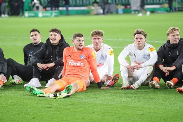 28 10 2025, xgox, Soccer DFB Pokal 2 round VfL Wolfsburg Holstein Kiel emspor, Timon Weiner Kiel, 1 Jubel über den Sieg, Jubel nach Spielende DFL DFB REGULATIONS PROHIBIT ANY USE OF PHOTOGRAPHS as IMAGE SEQUENCES and or QUASI VIDEO Wolfsburg