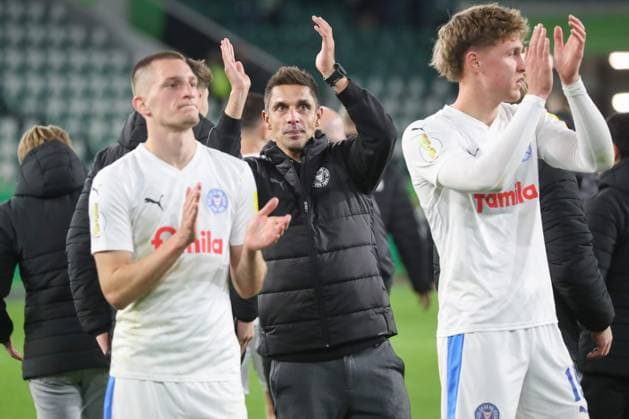 28 10 2025, xgox, Fußball DFB Pokal 2 Runde VfL Wolfsburg Holstein Kiel emspor, v l Marcel Rapp Kiel, Trainer Jubel über den Sieg, Jubel nach Spielende DFL DFB REGULATIONS PROHIBIT ANY USE OF PHOTOGRAPHS as IMAGE SEQUENCES and or QUASI VIDEO Wolfsburg