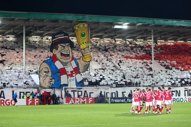 28 10 2025, xtgx, Fußball DFB Pokal 2 Runde, FC Energie Cottbus RB Leipzig emspor, v l Symbolfoto, Symbolbild, Symbol Fans, Zuschauer, Publikum, Tribuene Choreo, Choreografie, Choreographie DFL DFB REGULATIONS PROHIBIT ANY USE OF PHOTOGRAPHS as IMAGE SEQUENCES and or QUASI VIDEO Cottbus