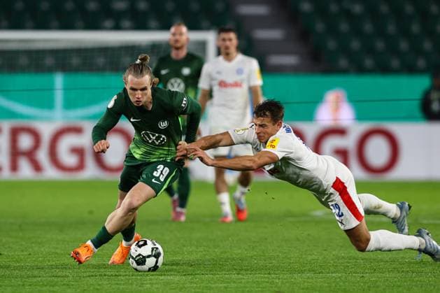 Patrick Wimmer VfL Wolfsburg,39 vs Stefan Schwab Holstein Kiel,22 2nd round DFB Cup season 2025 2026 VfL Wolfsburg vs Holstein Kiel at the Volkswagen Arena in Wolfsburg Action,Football,Germany,Man,Men,28 10 2025