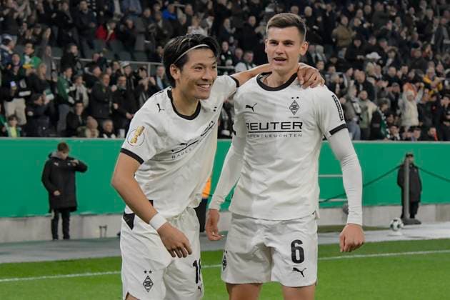 Shuto Machino Moenchengladbach 18 celebrates after scoring 1 0 with Yannik Engelhardt Moenchengladbach 6 28 10 2025 Soccer Borussia Moenchengladbach vs Karlsruher SC, Borussia Park, Moenchengladbach, DFB DFL REGULATIONS PROHIBIT ANY USE OF PHOTOGRAPHS AS IMAGE SEQUENCES AND OR QUASI VIDEO Copyright: xpepphotox xHorstxMauelshagenx pep00321, pep_20251028_hm_182505