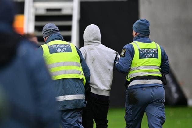 GÖTEBORG, SWEDEN 20251028 Security guards deal with a person who stormed onto the pitch during the womens soccer Nations League semifinal between Sweden and Spain at Gamla Ullevi in Gothenburg, Sweden, Tuesday, Oct. 28, 2025 GÖTEBORG SWEDEN x9200x  Copyright: xHannaxBrunlöf TTx NATIONS LEAGUE SEMIFINAL SVERIGE-SPANIEN