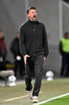 28 10 2025, Football DFB Pokal 2025 2026, 2 Round, FC Augsburg VfL Bochum, in the WWK Arena Augsburg Coach Sandro Wagner FC Augsburg is angry DFL and DFB regulations prohibit any use of photographs as image sequences and or quasi video