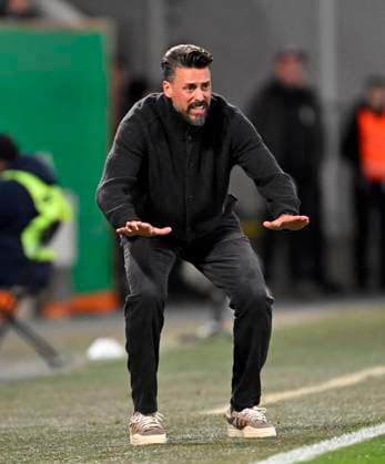 28 10 2025, Soccer DFB Pokal 2025 2026, 2 round, FC Augsburg VfL Bochum, in the WWK Arena Augsburg coach Sandro Wagner FC Augsburg gesticulates DFL and DFB regulations prohibit any use of photographs as image sequences and or quasi video