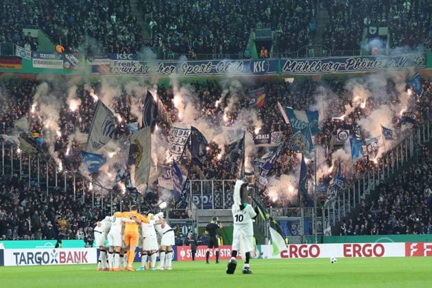 28 10 2025, xrekx, Fußball DFB Pokal 2 Runde, Borussia Moenchengladbach Karlsruher SC v l KSC Fans ,Stimmung, Schals, Trikot, Fahne, Banner, Ultras, Zuschauer, Besucher, Choreo, Choreografie, atmosphere, spectators, Visitors Pyrotechnik Teamkreis Gladbach DFL DFB REGULATIONS PROHIBIT ANY USE OF PHOTOGRAPHS as IMAGE SEQUENCES and or QUASI VIDEO Moenchengladbach