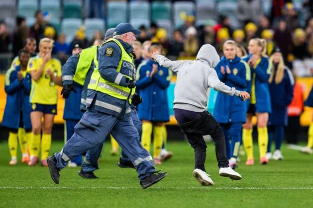 251028 A pitch invader on the pitch after the Women s Nations League semifinal between Sweden and Spain on October 28, 2025 in Gothenburg Photo Carl Sandin BILDBYRAN code CS MI0896 fotboll football soccer fotball nations league uefa womens nations league semifinal semifinals sverige sweden spanien spain dam bbeng  Copyright: CARLxSANDIN BB251028CS081