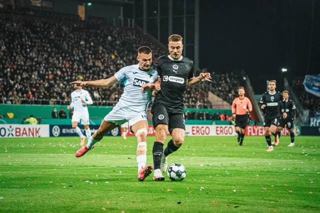 DFB Pokal St Pauli vs TSG Hoffenheim, 28 10 2025 HAMBURG, GERMANY OCTOBER 28 Hauke Wahl FC St Pauli, 5 in duel vs Tim Lemperle TSG Hoffenheim, 19 during the DFB Pokal match between DFB Pokal St Pauli vs TSG Hoffenheim at Millerntor Stadion on round 2 of the DFB Pokal on October 28, 2025 in Hamburg, Germany DFL REGULATIONS PROHIBIT ANY USE OF PHOTOGRAPHS AS IMAGE SEQUENCES AND OR QUASI VIDEO Copyright: xBEAUTIFULxSPORTS Tonhäuserx