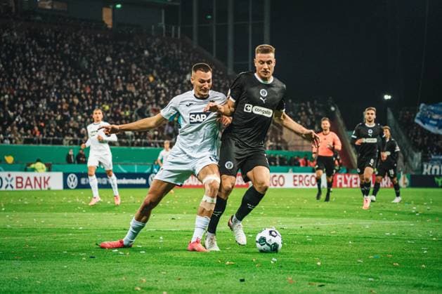 DFB Pokal St Pauli vs TSG Hoffenheim, 28 10 2025 HAMBURG, GERMANY OCTOBER 28 Hauke Wahl FC St Pauli, 5 in duel vs Tim Lemperle TSG Hoffenheim, 19 during the DFB Pokal match between DFB Pokal St Pauli vs TSG Hoffenheim at Millerntor Stadion on round 2 of the DFB Pokal on October 28, 2025 in Hamburg, Germany DFL REGULATIONS PROHIBIT ANY USE OF PHOTOGRAPHS AS IMAGE SEQUENCES AND OR QUASI VIDEO Copyright: xBEAUTIFULxSPORTS Tonhäuserx