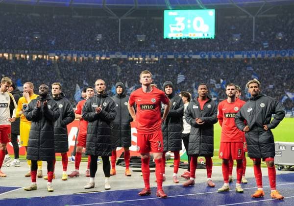 SV Elversberg players greet the fans after the match GER, Hertha BSC vs SV Elversberg, Football, DFB Pokal, 2nd round, Season 2025 2026, 28 10 2025 DFL REGULATIONS PROHIBIT ANY USE OF PHOTOGRAPHS AS IMAGE SEQUENCES AND OR QUASI VIDEO GER, Hertha BSC vs SV Elversberg, Football, DFB Pokal, 2nd round, Season 2025 2026, 28 10 2025 Berlin Copyright: xEibner-Pressefoto ScottxColemanx EP_SCN