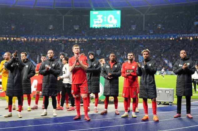 SV Elversberg players greet the fans after the match GER, Hertha BSC vs SV Elversberg, Football, DFB Pokal, 2nd round, Season 2025 2026, 28 10 2025 DFL REGULATIONS PROHIBIT ANY USE OF PHOTOGRAPHS AS IMAGE SEQUENCES AND OR QUASI VIDEO GER, Hertha BSC vs SV Elversberg, Football, DFB Pokal, 2nd round, Season 2025 2026, 28 10 2025 Berlin Copyright: xEibner-Pressefoto ScottxColemanx EP_SCN