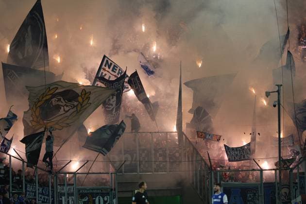 28 10 2025, xrekx, Fußball DFB Pokal 2 Runde, Borussia Moenchengladbach Karlsruher SC v l KSC Fans ,Stimmung, Schals, Trikot, Fahne, Banner, Ultras, Zuschauer, Besucher, Choreo, Choreografie, atmosphere, spectators, Visitors Pyrotechnik DFL DFB REGULATIONS PROHIBIT ANY USE OF PHOTOGRAPHS as IMAGE SEQUENCES and or QUASI VIDEO Moenchengladbach