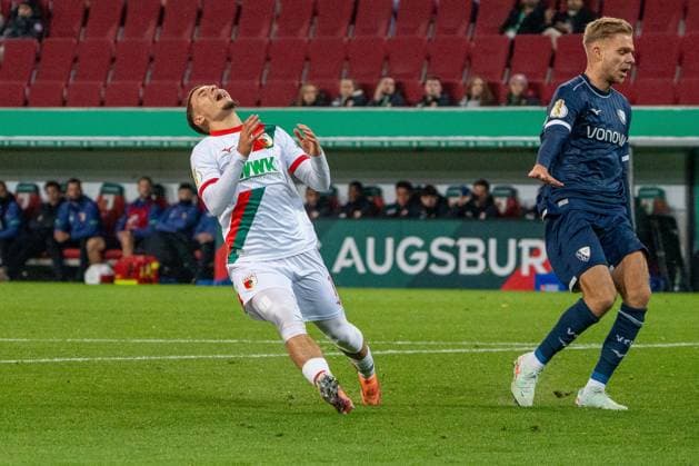 Ismael Gharbi FC Augsburg, 11 disappointed after a missed chance, GER, FC Augsburg vs VfL Bochum, Football, DFB Pokal, 2nd round, 2025 2026 season, 28 10 2025, DFL REGULATES PROHIBIT ANY USE OF PHOTOGRAPHS AS IMAGE SEQUENCES AND OR QUASI VIDEO, GER, FC Augsburg vs VfL Bochum, Football, DFB Pokal, 2nd round, 2025 2026 season, 28 10 2025, Augsburg Copyright: xEibner-Pressefoto EdwardxCheungx EP_ECG