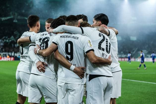 Sport, Soccer, DFB Pokal season 2025 2026 2 round Borussia Mönchengladbach Karlsruher SC 28 10 2025, BORUSSIA PARK Goal celebration Borussia Mönchengladbach after the goal to 1 0 by Shuto Machino Borussia Mönchengladbach, 18 the players are happy Mönchengladbach BORUSSIA PARK North Rhine-Westphalia Germany