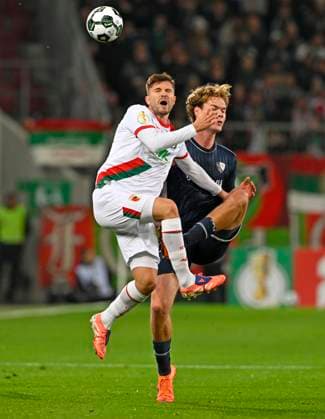 28 10 2025, Football DFB Pokal 2025 2026, 2nd round, FC Augsburg VfL Bochum, in the WWK Arena Augsburg v l Elvis Rexhbecaj FC Augsburg vs Mats Pannewig VfL Bochum DFL and DFB regulations prohibit any use of photographs as image sequences and or quasi video