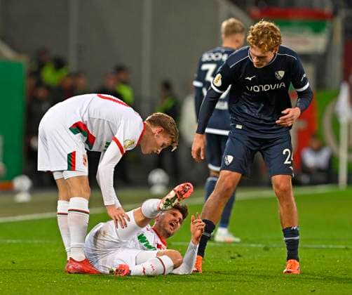 28 10 2025, Football DFB Pokal 2025 2026, 2 round, FC Augsburg VfL Bochum, in the WWK Arena Augsburg Mats Pannewig VfL Bochum inquires about Elvis Rexhbecaj FC Augsburg DFL and DFB regulations prohibit any use of photographs as image sequences and or quasi video