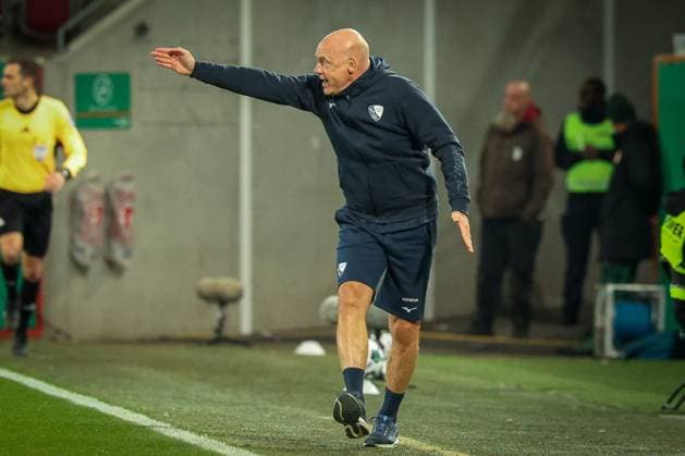 Head coach Uwe Roesler VfL Bochum gives instructions to the team, FC Augsburg vs VfL Bochum 1848, football, men, DFL, DFB Cup, season 2025 2026, WWK Arena, second round, 28 10 2025 Augsburg Bavaria Germany Copyright: xkolbert-press MartinxAgüerax
