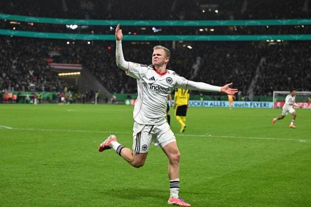 28 10 2025, xpsx, Fußball DFB Pokal 2 Runde, Eintracht Frankfurt Borussia Dortmund v l Jubel nach dem Abseitstor Tor Jonathan Jonny Burkardt Eintracht Frankfurt DFL DFB REGULATIONS PROHIBIT ANY USE OF PHOTOGRAPHS as IMAGE SEQUENCES and or QUASI VIDEO Frankfurt am Main