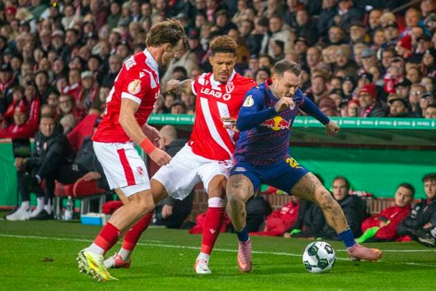 GER, Cottbus, Soccer, DFB Cup, 2nd main round, FC Energie Cottbus vs RB Leipzig in picture f l David Raum RB Leipzig 22 , duel 28 10 2025, LEAG Energie Stadion Cottbus DFB REGULATIONS PROHIBIT ANY USE OF PHOTOGRAPHS AS IMAGE SEQUENCES AND OR QUASI VIDEO, Copyright: HMBxMedia PaulxFritz